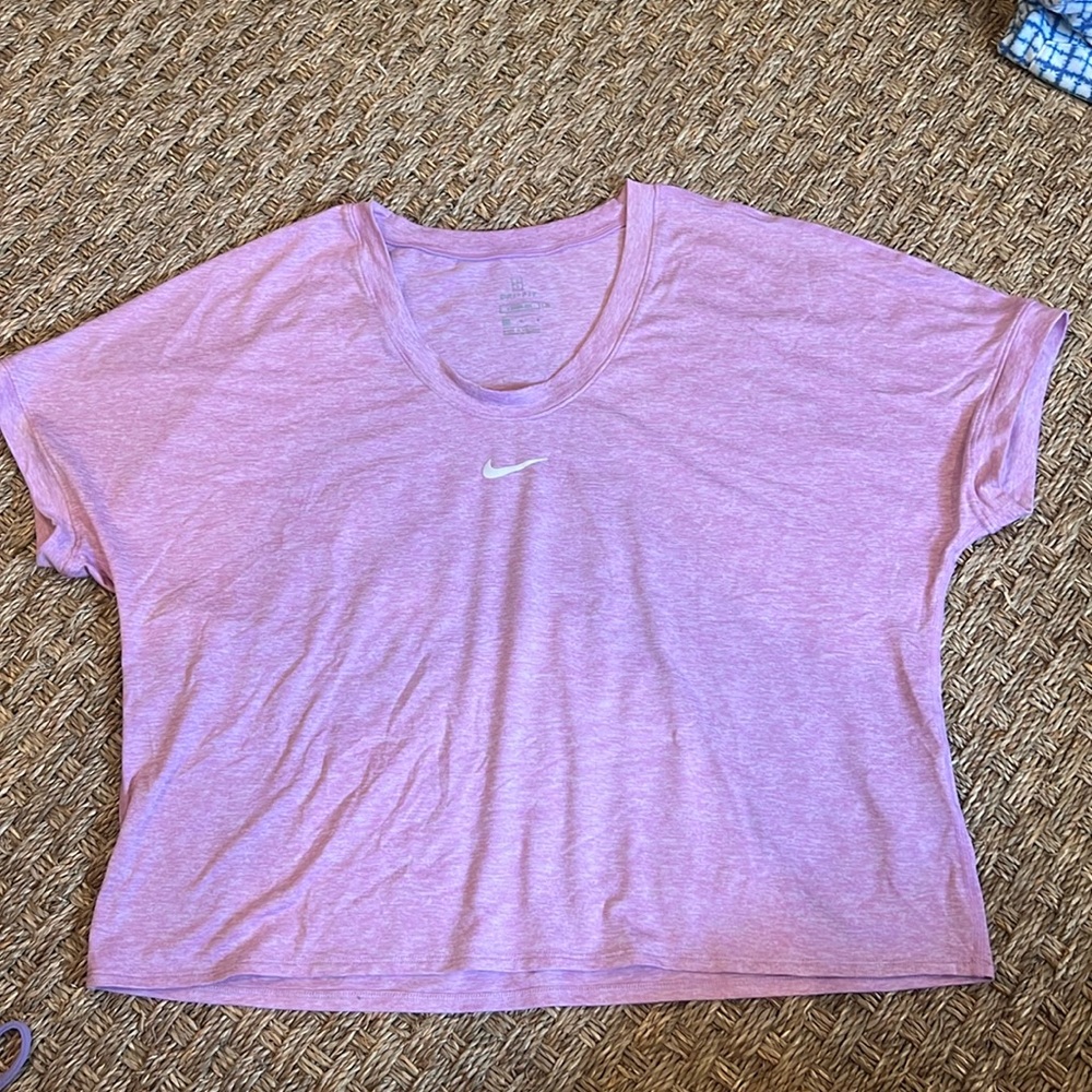 Barely worn Nike Loose Fit pink workout top!! So flowy and adorable!